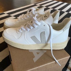 Veja women’s size 38 (US 7) brand new with box